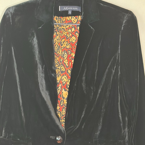 Anne Klein || Black Velvet Single Breasted Blazer with Leopard Print Lining; L - Picture 3 of 11